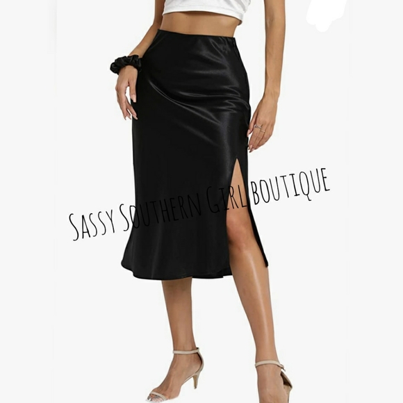 ⭐🆕 Plus Black satin midi skirt - Picture 4 of 16